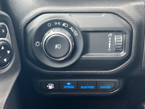 Used 2023 Jeep Wrangler Unlimited Sahara AWD/4WD image 32