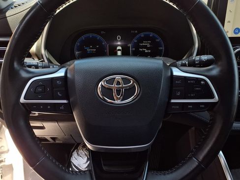 Used 2023 Toyota Highlander Limited FWD image 12