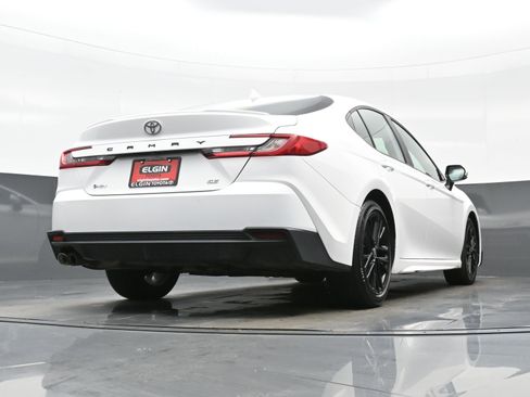 Used 2025 Toyota Camry SE image 30