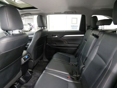 Used 2010 Toyota Highlander SE image 9