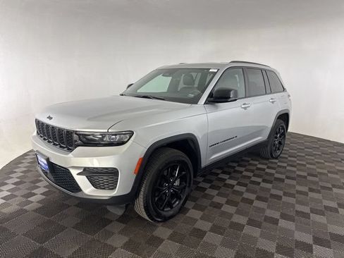 Used 2025 Jeep Grand Cherokee Altitude AWD/4WD image 5