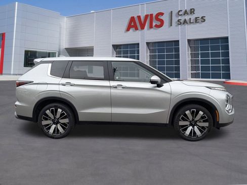 Used 2025 Mitsubishi Outlander SE image 7