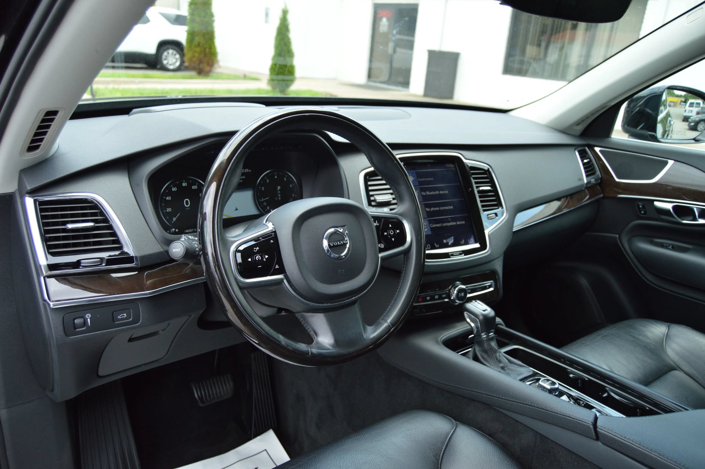 Used 2017 Volvo XC90 T6 Momentum w/ Vision Package AWD/4WD image 8