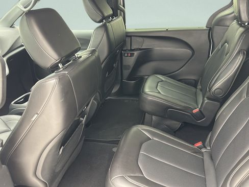 Used 2025 Chrysler Pacifica Select FWD image 9