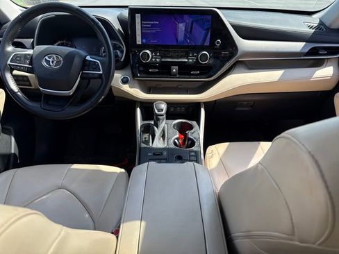 Used 2023 Toyota Highlander XLE AWD/4WD image 19