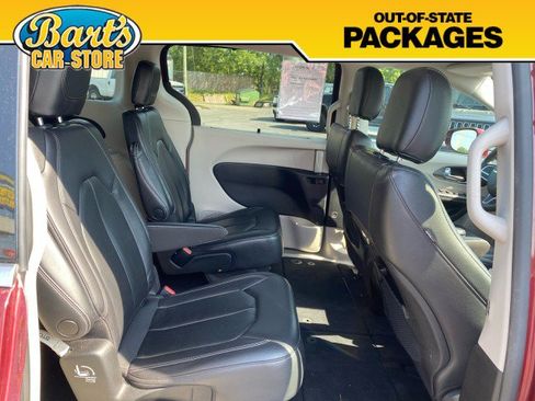 Used 2022 Chrysler Pacifica Touring-L FWD image 11