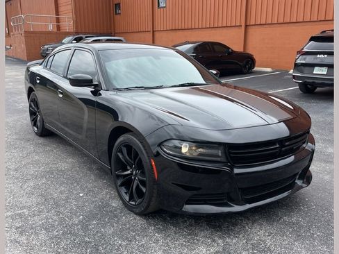 Used 2018 Dodge Charger SXT w/ Blacktop Package RWD image 1