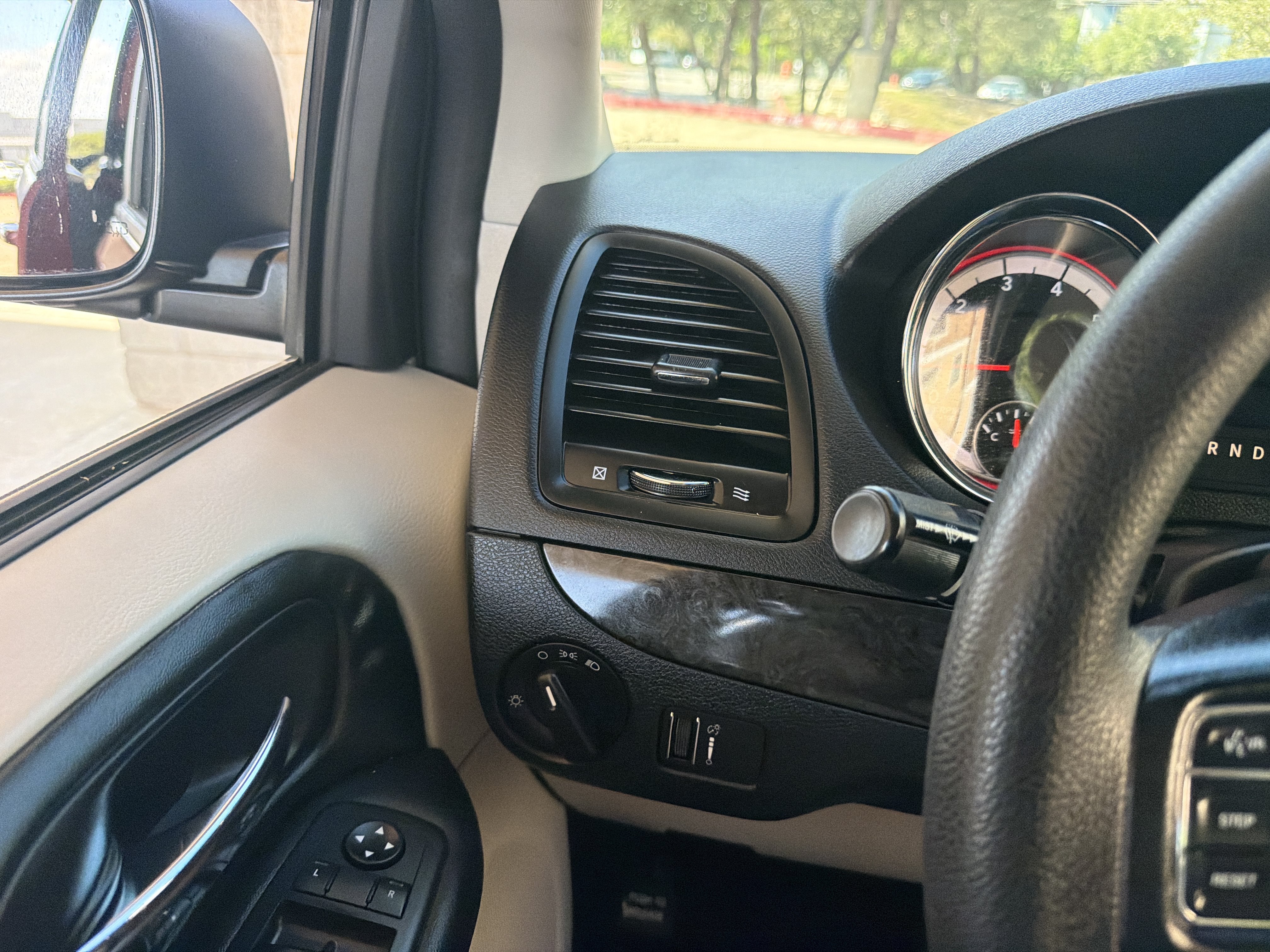 Used 2018 Dodge Grand Caravan SE w/ UConnect Hands-Free Group FWD image 24