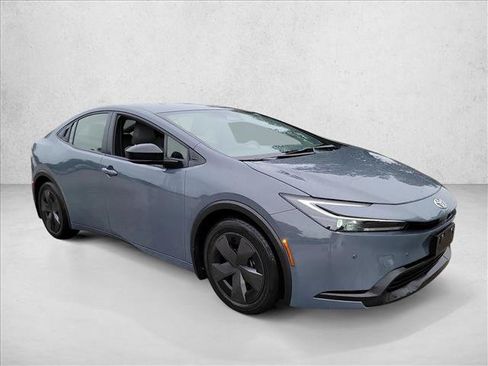 Used 2024 Toyota Prius LE FWD image 3