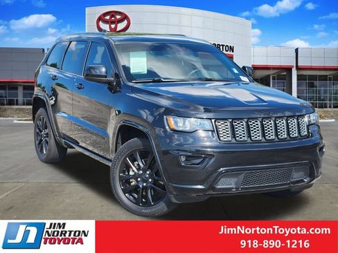 Used 2022 Jeep Grand Cherokee Laredo X AWD/4WD image 2