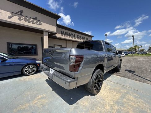 Used 2018 Nissan Titan SV w/ SV Convenience Package RWD image 5