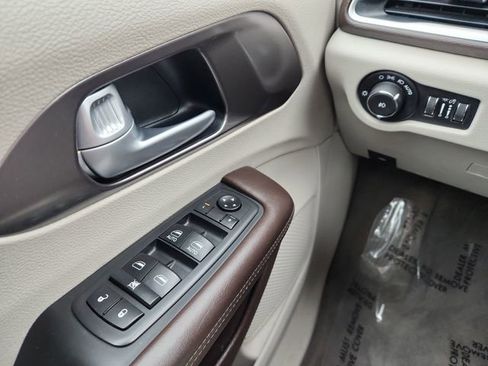 Used 2018 Chrysler Pacifica Touring-L image 35