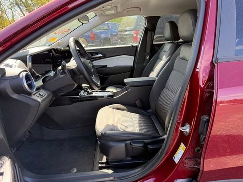 Used 2025 Chevrolet Trax LT w/ LT Convenience Package FWD image 8