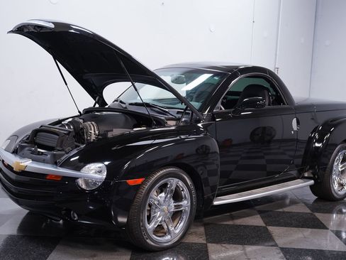 Used 2005 Chevrolet SSR w/ Preferred Equipment Group image 29