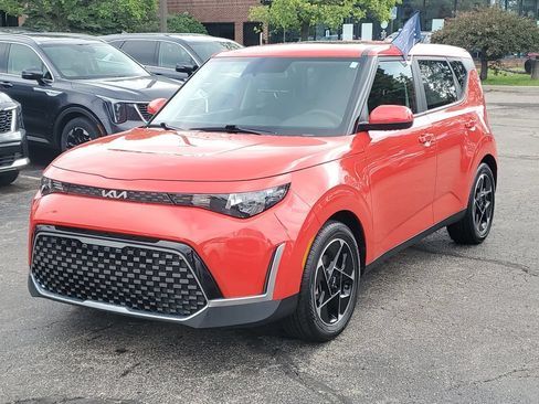 Used 2024 Kia Soul EX FWD image 2