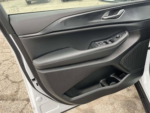 New 2025 Jeep Grand Cherokee L Altitude image 12