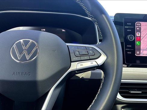 Used 2025 Volkswagen Taos SE FWD image 11