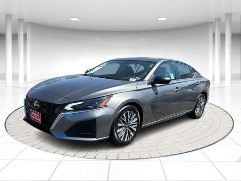 Used 2024 Nissan Altima 2.5 SV FWD image 1