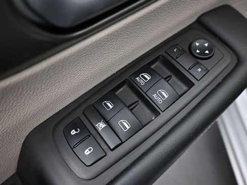 Used 2024 Chrysler Pacifica Touring-L FWD image 12