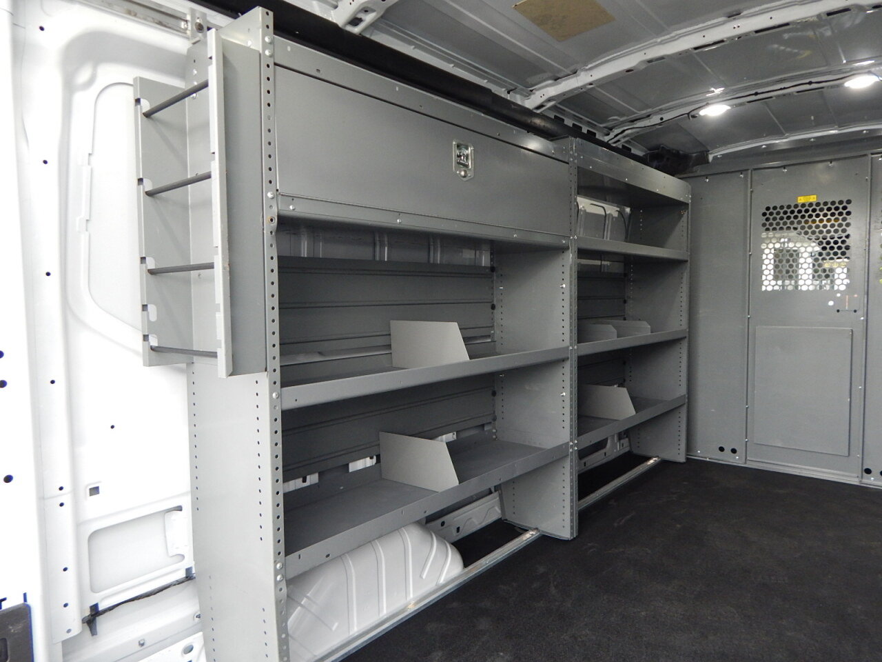 Used 2018 Ford Transit 250 148 Medium Roof RWD image 4