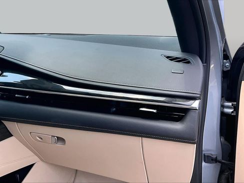 Used 2024 Cadillac Escalade Premium Luxury AWD/4WD image 19