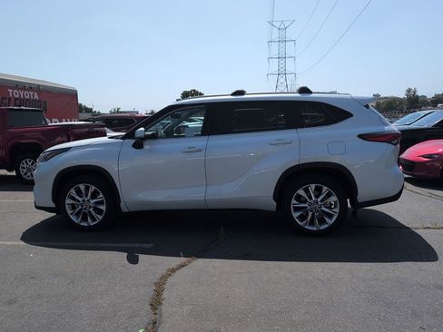 Used 2023 Toyota Highlander Limited FWD image 6