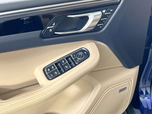 Used 2024 Porsche Macan AWD/4WD image 18