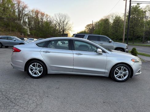 Used 2018 Ford Fusion SE w/ Fusion SE Technology Package image 4