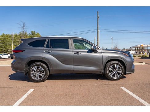 Used 2023 Toyota Highlander XLE image 4