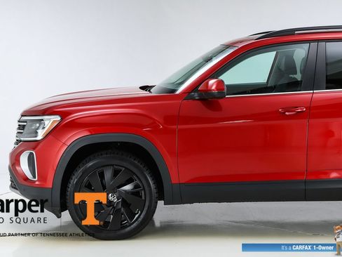 Used 2024 Volkswagen Atlas SE w/ Panoramic Sunroof Package FWD image 3