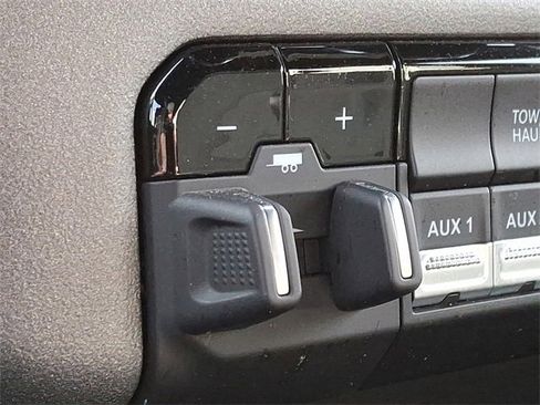 Used 2024 RAM 2500 Tradesman w/ Chrome Appearance Group image 25