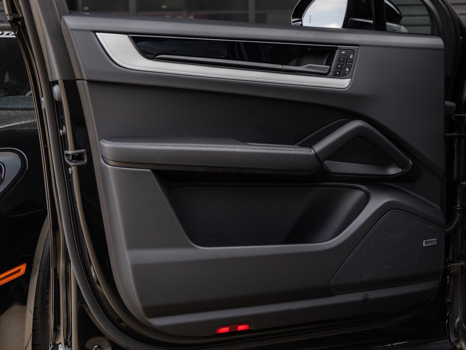 Certified 2025 Porsche Cayenne E-Hybrid Coupe AWD/4WD image 21