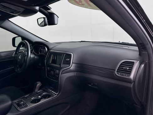 Used 2019 Jeep Grand Cherokee Laredo AWD/4WD image 34
