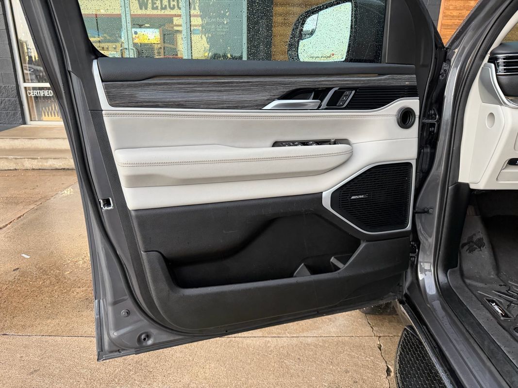 Used 2022 Jeep Wagoneer Series II AWD/4WD image 18