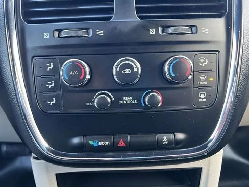 Used 2019 Dodge Grand Caravan SE FWD image 18