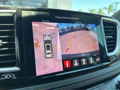 Used 2023 Chrysler Pacifica Pinnacle FWD image 6