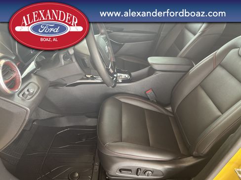 Used 2025 Chevrolet Trax RS w/ Sunroof Package FWD image 8