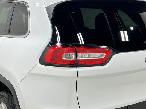 Used 2018 Jeep Cherokee Latitude Plus w/ Comfort/Convenience Group FWD image 34