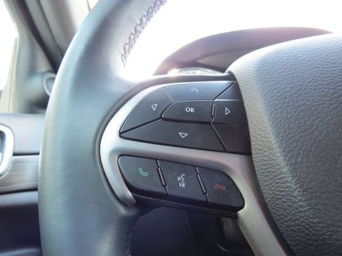 Used 2019 Jeep Grand Cherokee Laredo AWD/4WD image 12