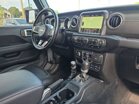 Used 2022 Jeep Wrangler Unlimited Sahara w/ Cold Weather Group AWD/4WD image 16
