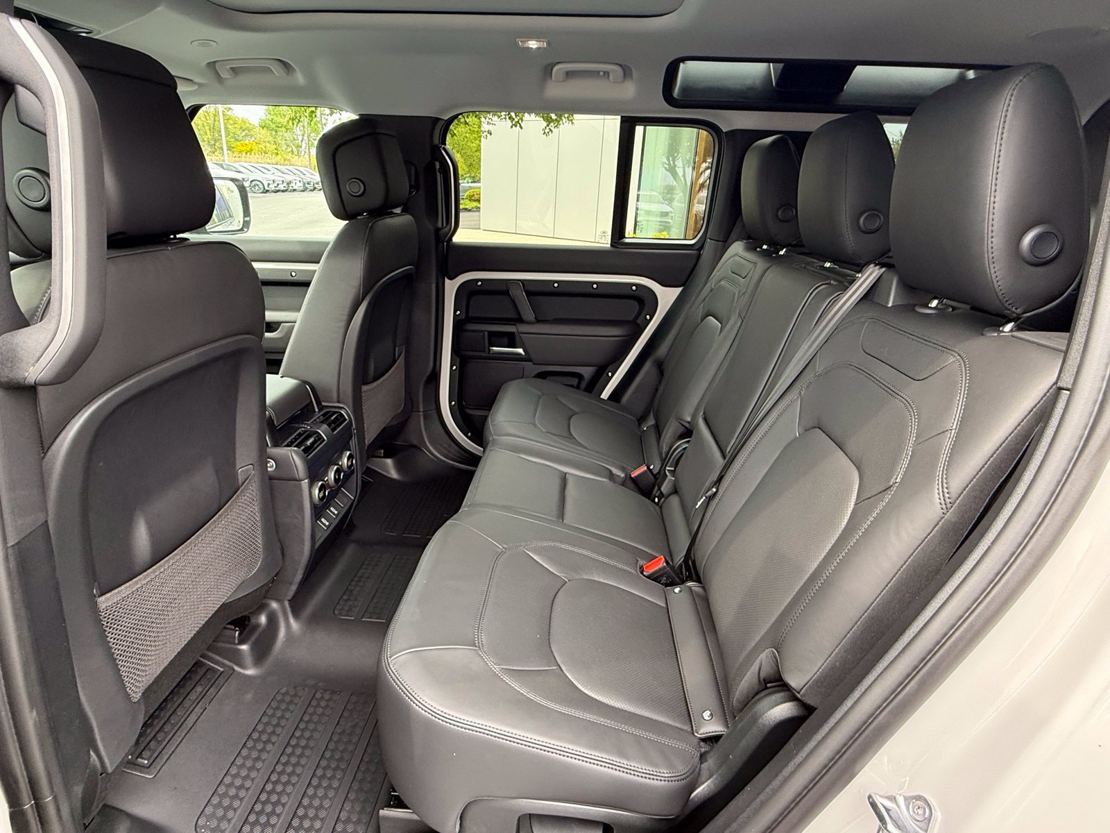 New 2026 Land Rover Defender 110 X-Dynamic SE AWD/4WD image 13