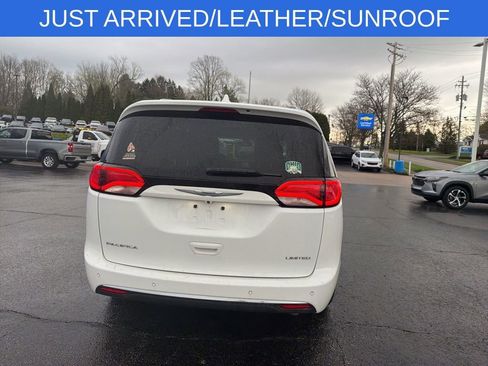 Used 2019 Chrysler Pacifica Limited image 3