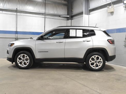 Used 2025 Jeep Compass Latitude AWD/4WD image 17