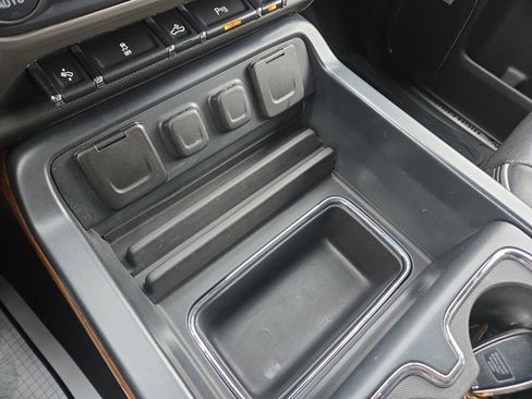 Used 2017 Chevrolet Silverado 1500 High Country image 36