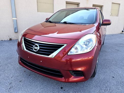 Used 2013 Nissan Versa SV image 9