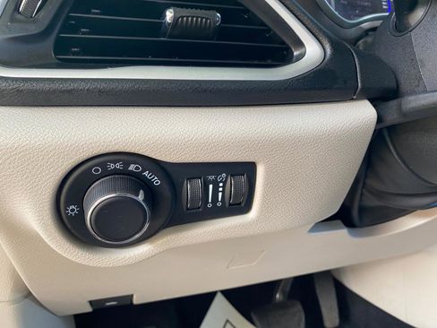 Used 2023 Chrysler Voyager LX FWD image 60