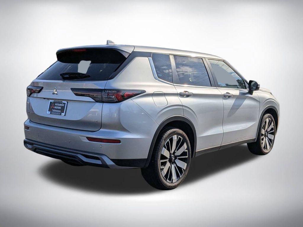 Used 2025 Mitsubishi Outlander SE FWD image 4