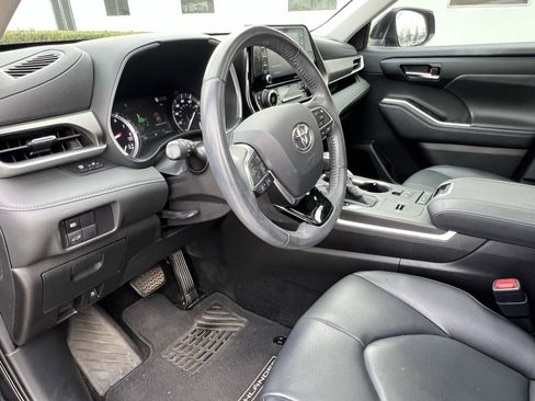 Used 2020 Toyota Highlander XLE image 17