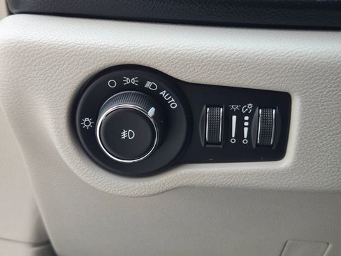 Used 2018 Chrysler Pacifica Touring-L image 38