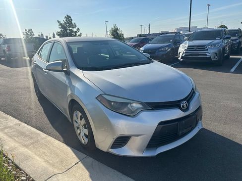 Used 2015 Toyota Corolla LE FWD image 2